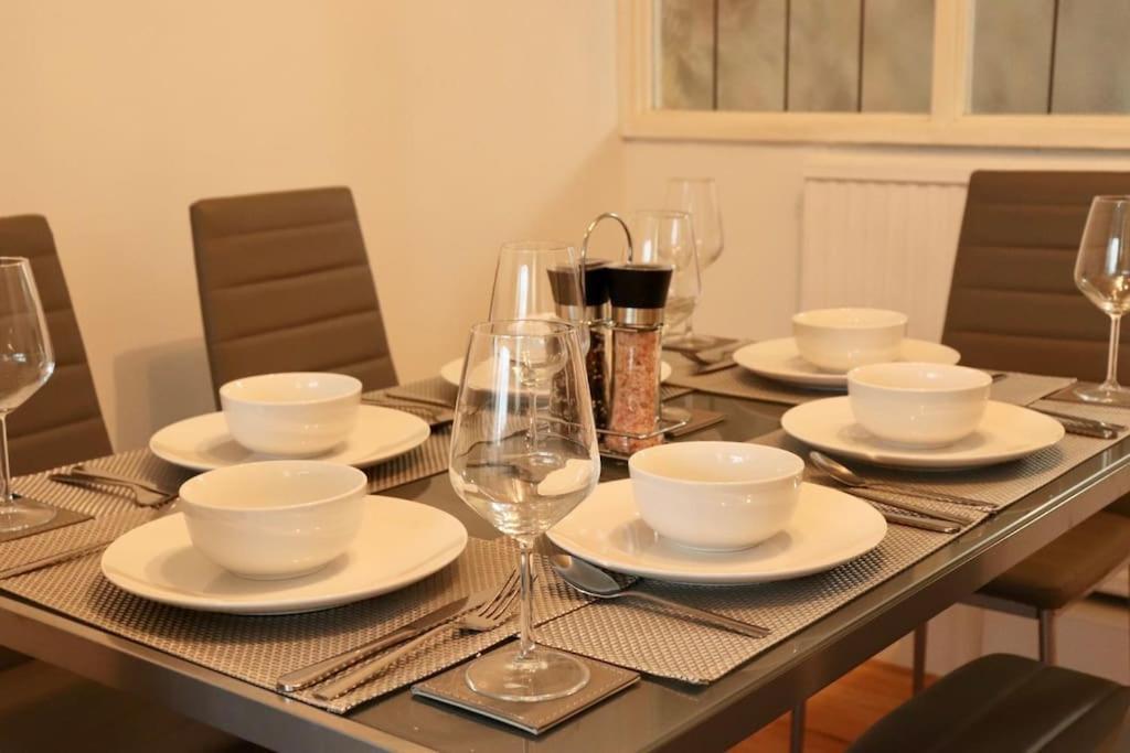 Lovely Staycation With Family Free Parking & Wifi Leeds  Exterior photo