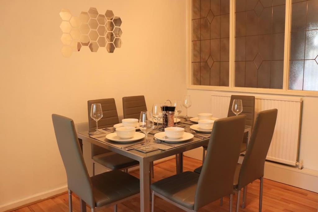 Lovely Staycation With Family Free Parking & Wifi Leeds  Exterior photo