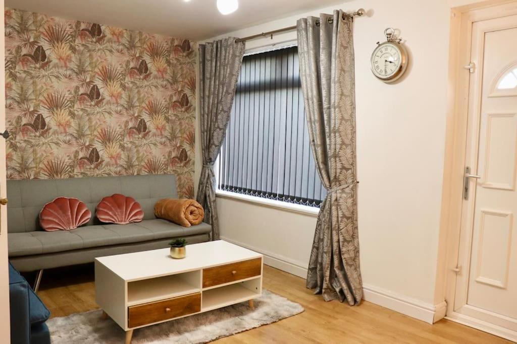Lovely Staycation With Family Free Parking & Wifi Leeds  Exterior photo