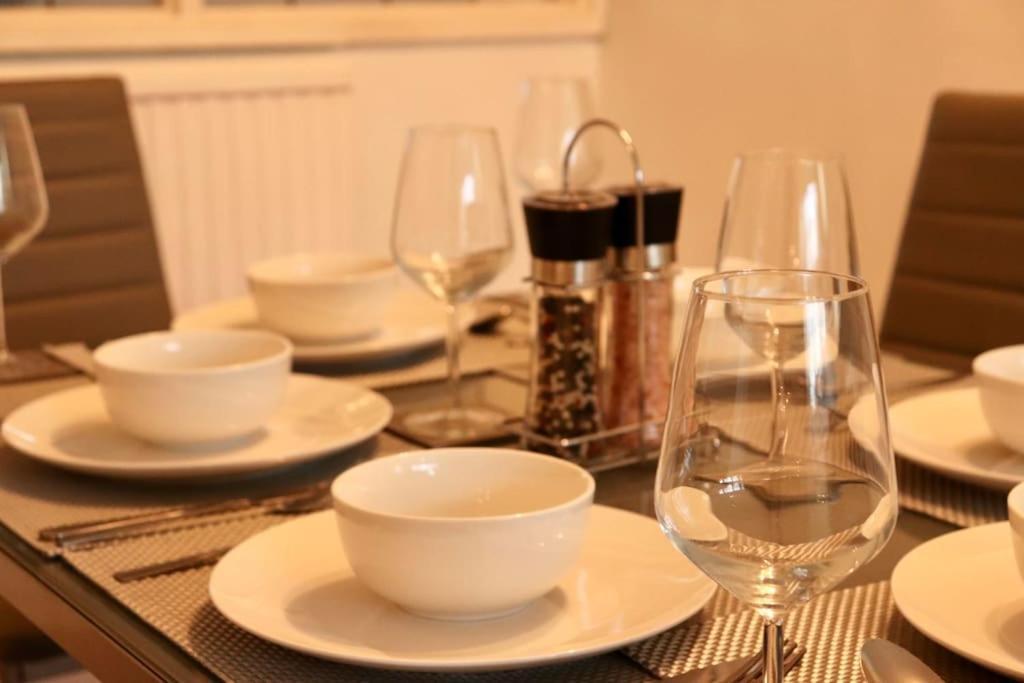 Lovely Staycation With Family Free Parking & Wifi Leeds  Exterior photo